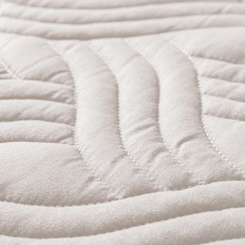 Whale Flotilla Queen Size Quilt Set with 2 Pillow Shams