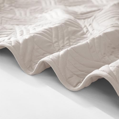 Whale Flotilla Queen Size Quilt Set with 2 Pillow Shams