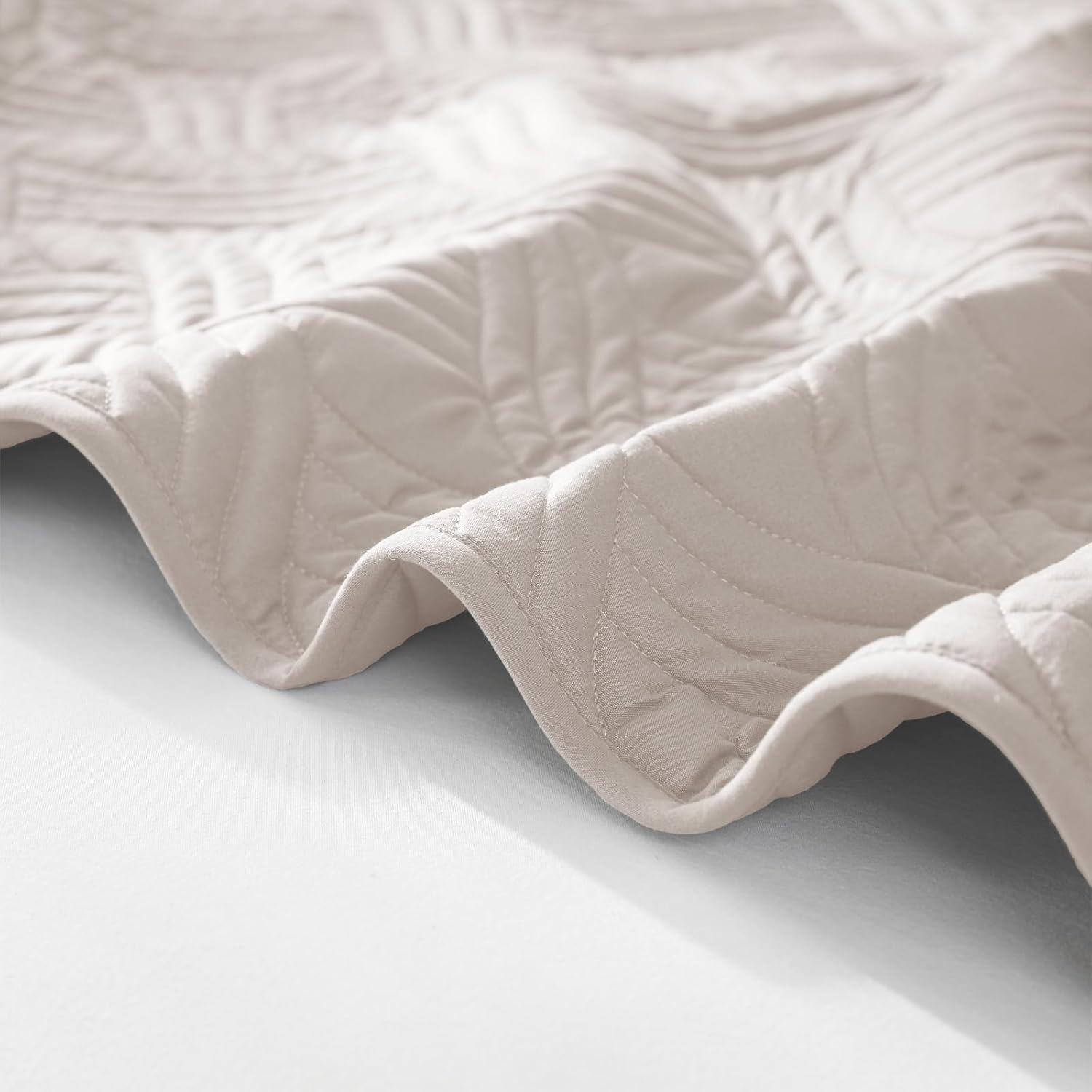 Whale Flotilla Queen Size Quilt Set with 2 Pillow Shams