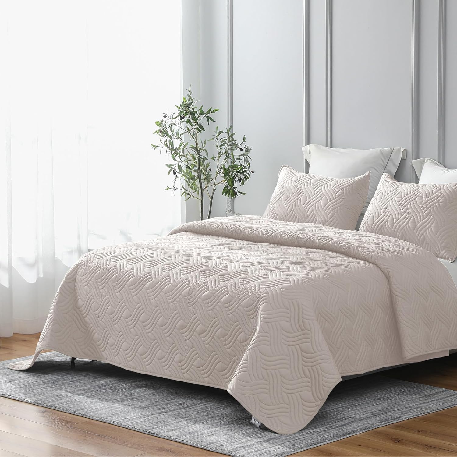 Whale Flotilla Queen Size Quilt Set with 2 Pillow Shams
