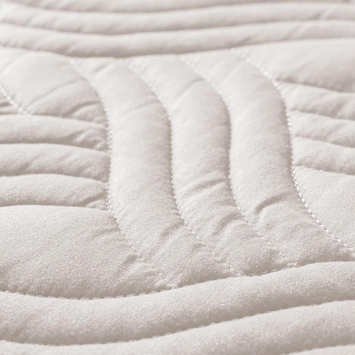 Whale Flotilla Queen Size Quilt Set with 2 Pillow Shams
