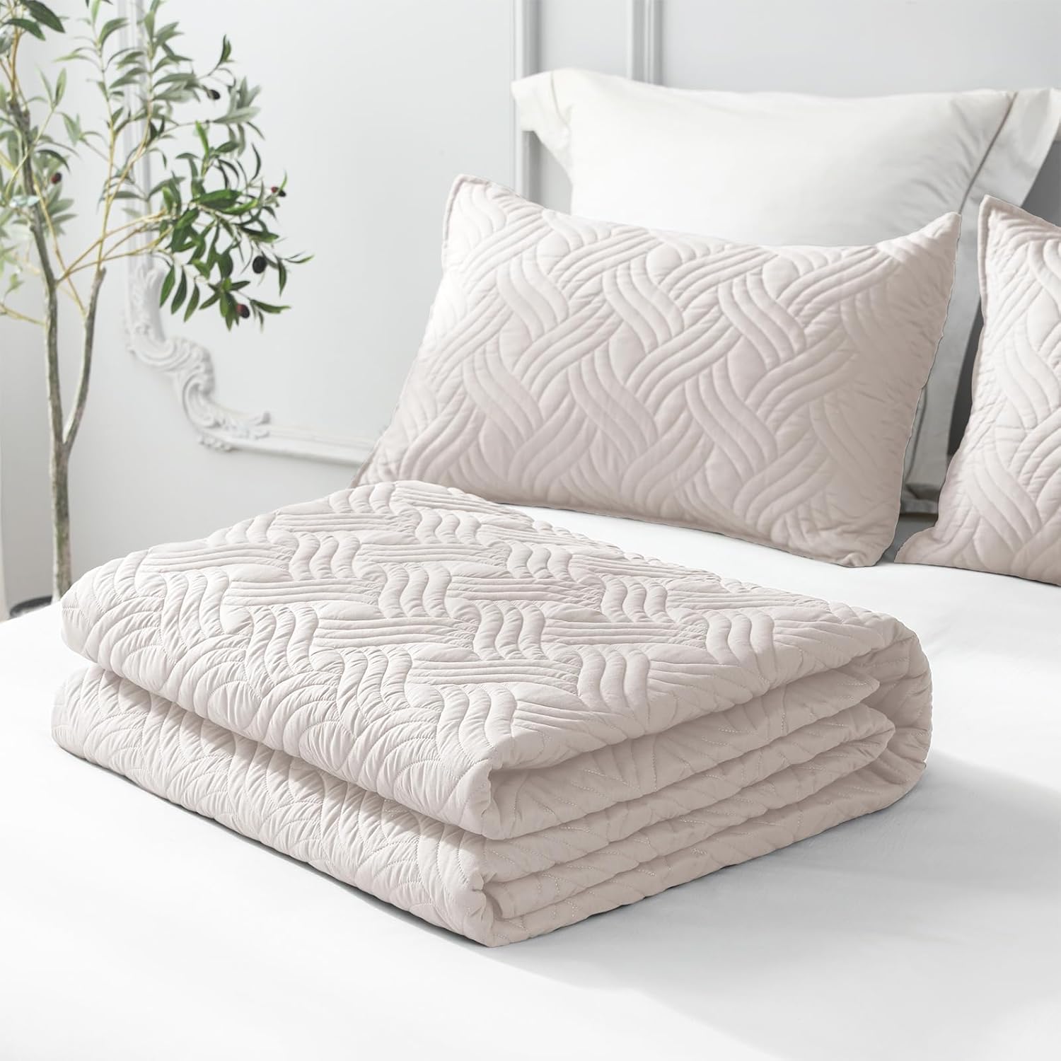Whale Flotilla Queen Size Quilt Set with 2 Pillow Shams