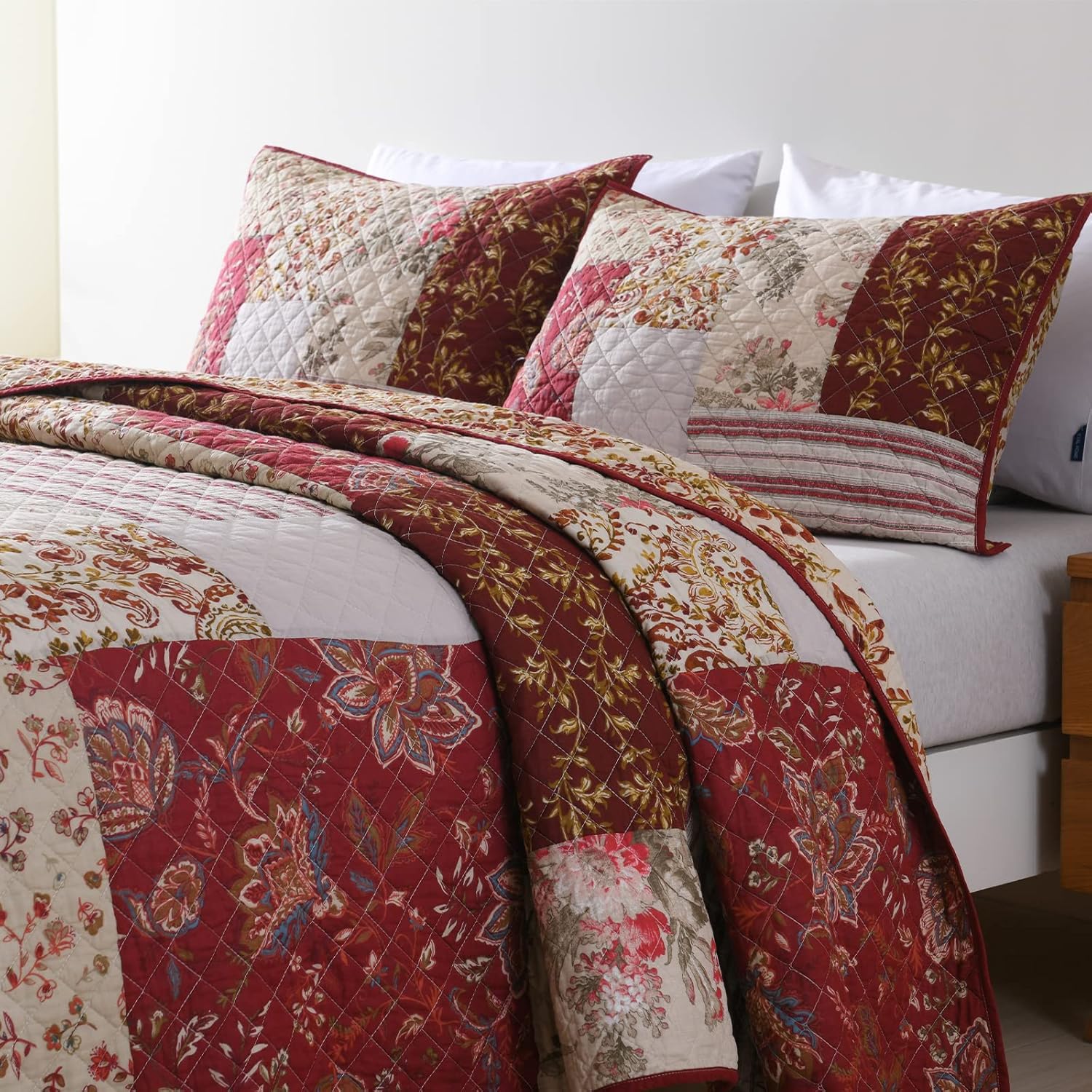 Yvooxny Queen Quilt Set with Patchwork Design 1