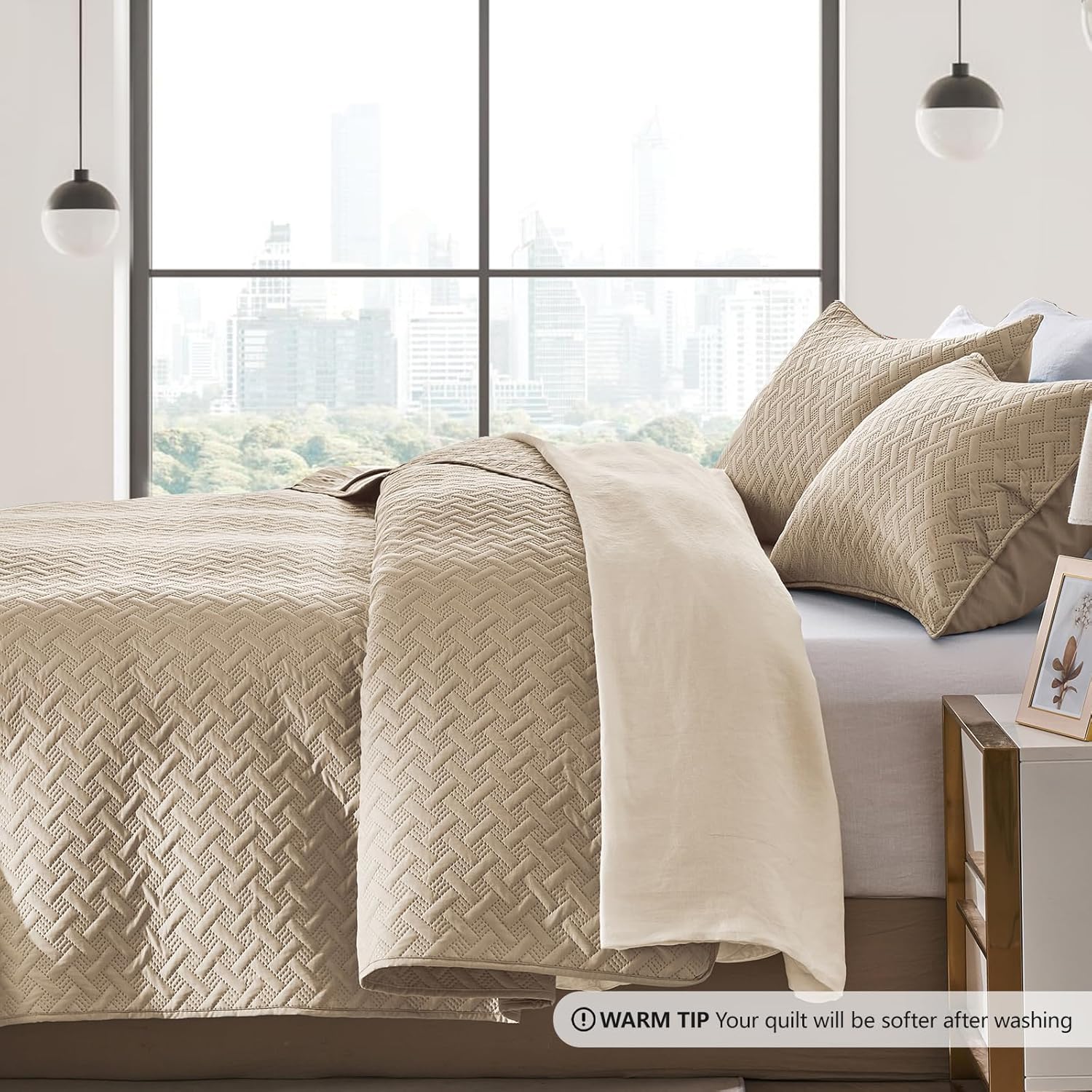FLYMME King Quilt Bedspread Set with 2 Shams Beige Geometric Stripe Pattern