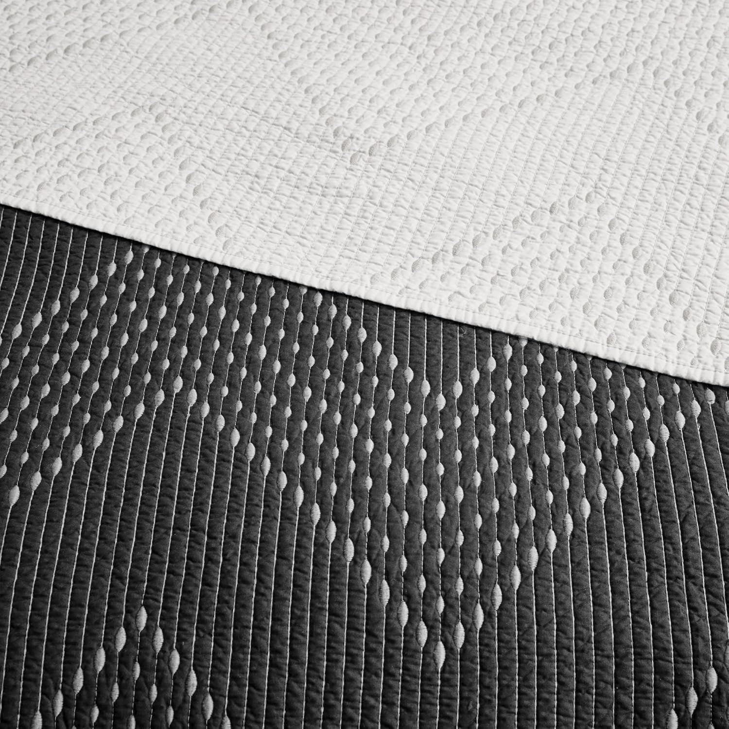 INKIVY Reversible Cotton Quilt Set - Chevron Design